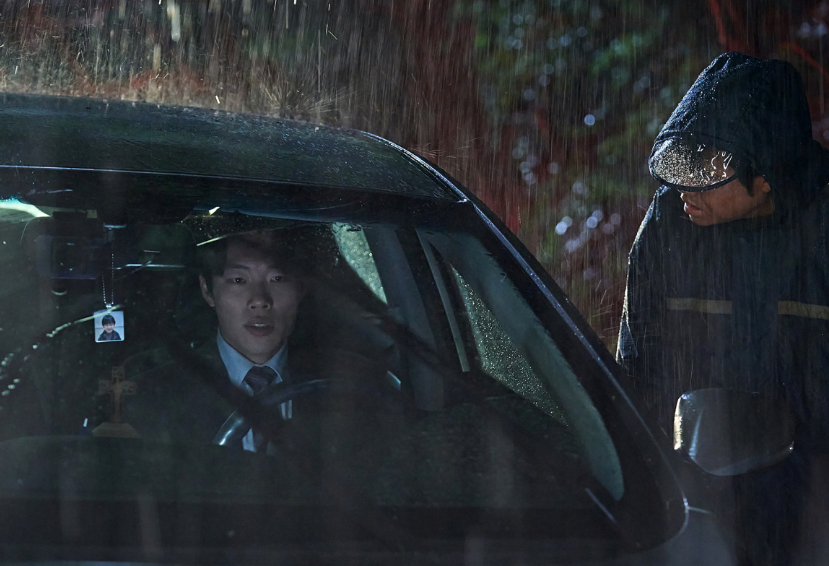 영화 계시록, 자신을 따라온 민찬을 확인하는 권양래