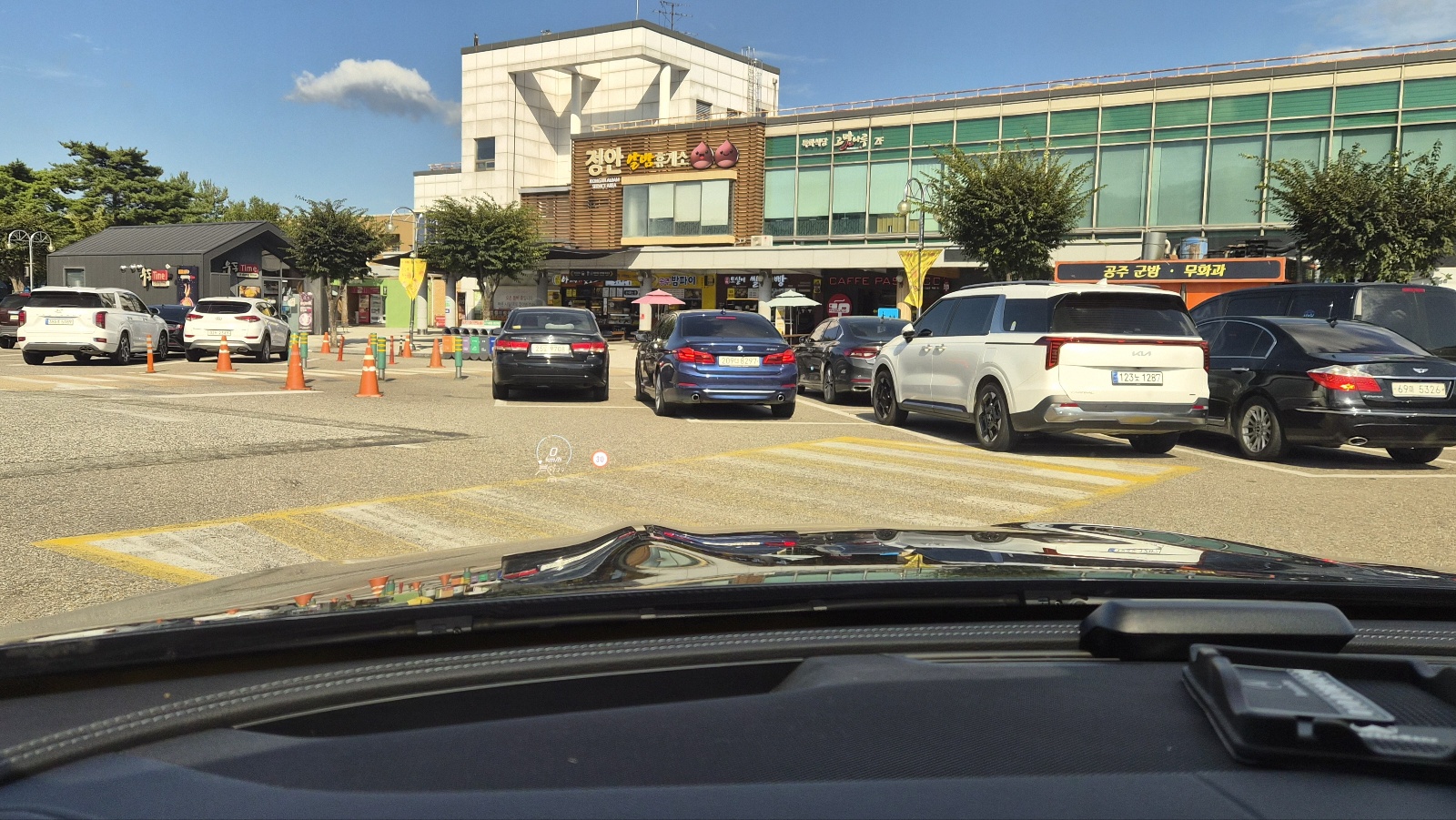 정안알밤휴게소 주차장 도착 장면, 주변 차량과 건물 전경