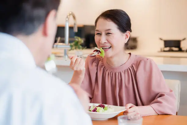음식 맛있게 먹는 이미지