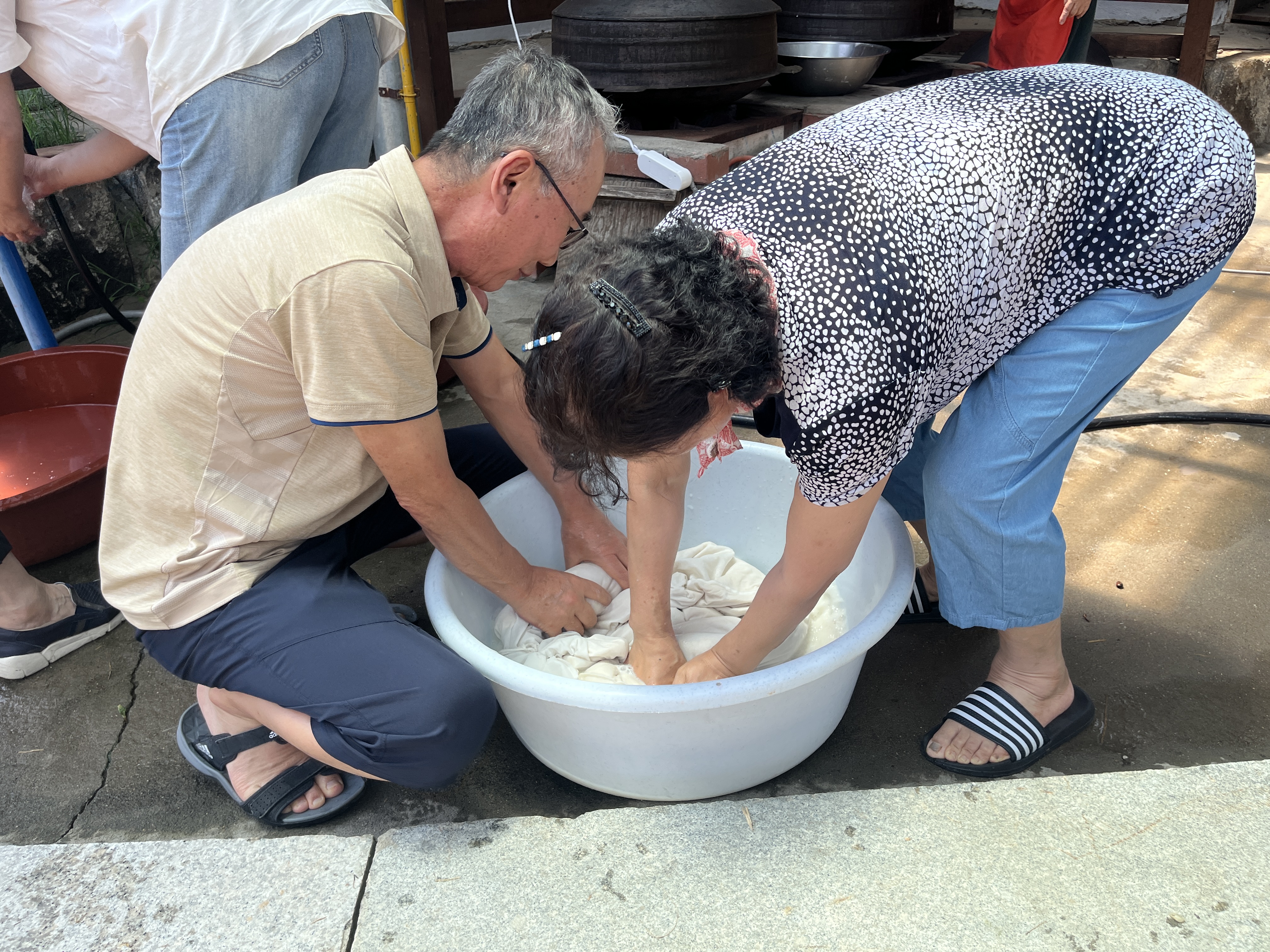 갈아진 콩을 면보에 넣고 콩물을 짜내는 모습