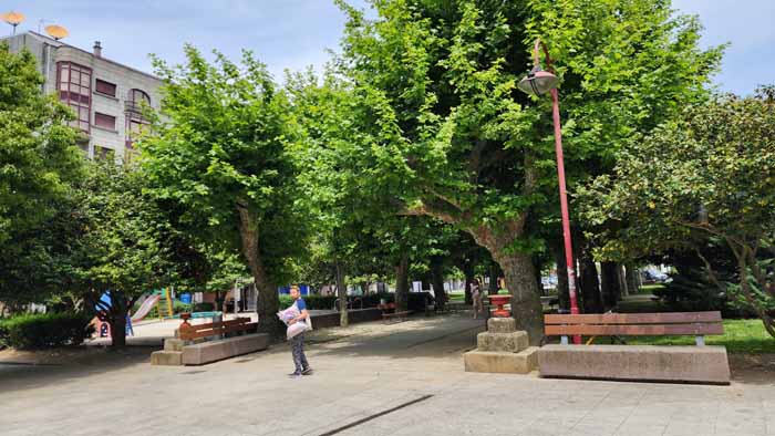 숙소 앞 공원 빨래 한아름 안고 있는 나의 남편