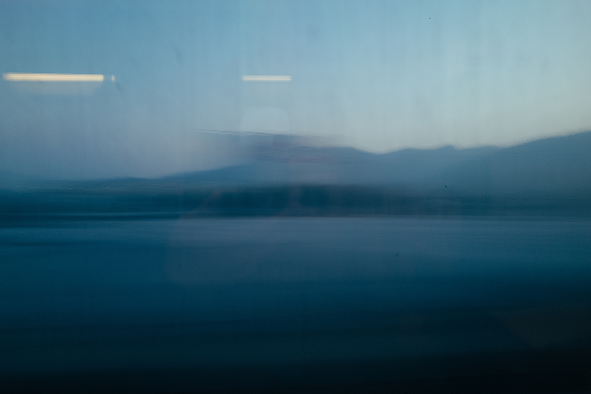 저 멀리 산이 보이나 흔들린 탓에 명확하게 보기 어렵다.