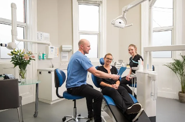 임플란트 시술자의 경험과 기술