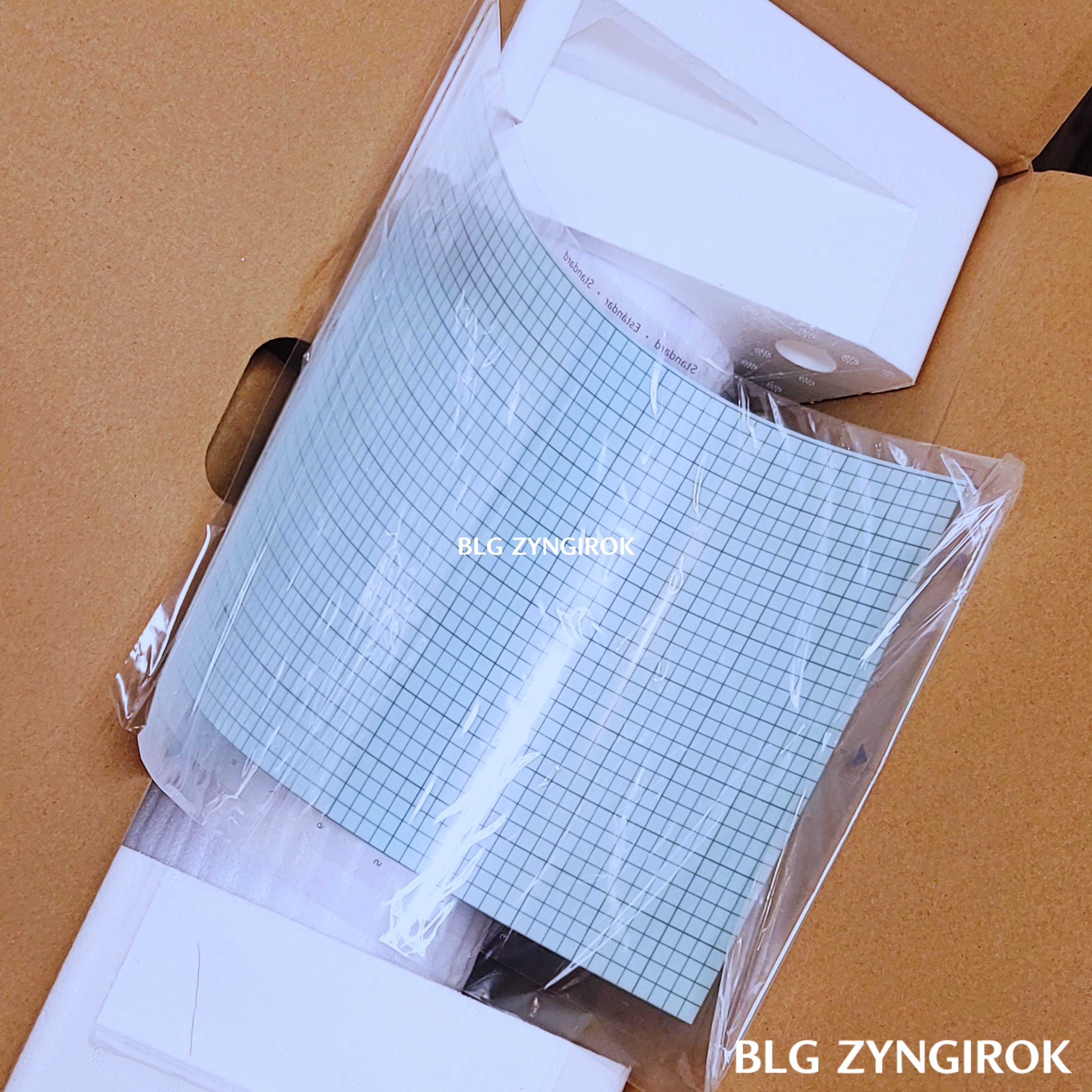 꺼내본-커팅-패드는-구부러져-박스위에-놓여져-있다.