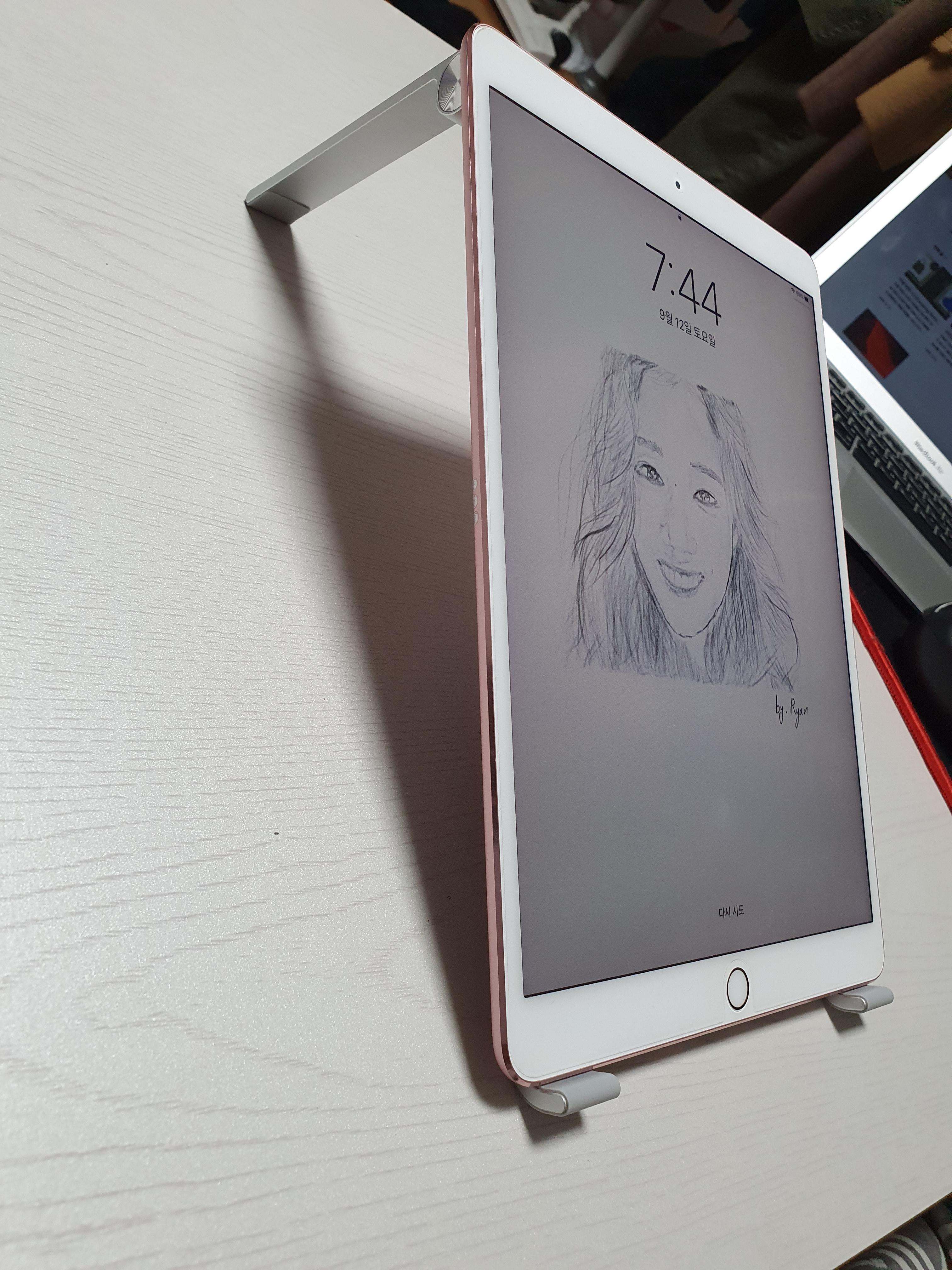 아이패드 올린 거치대