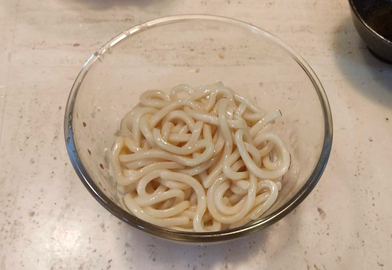 우동사리를넣고 비벼준사진