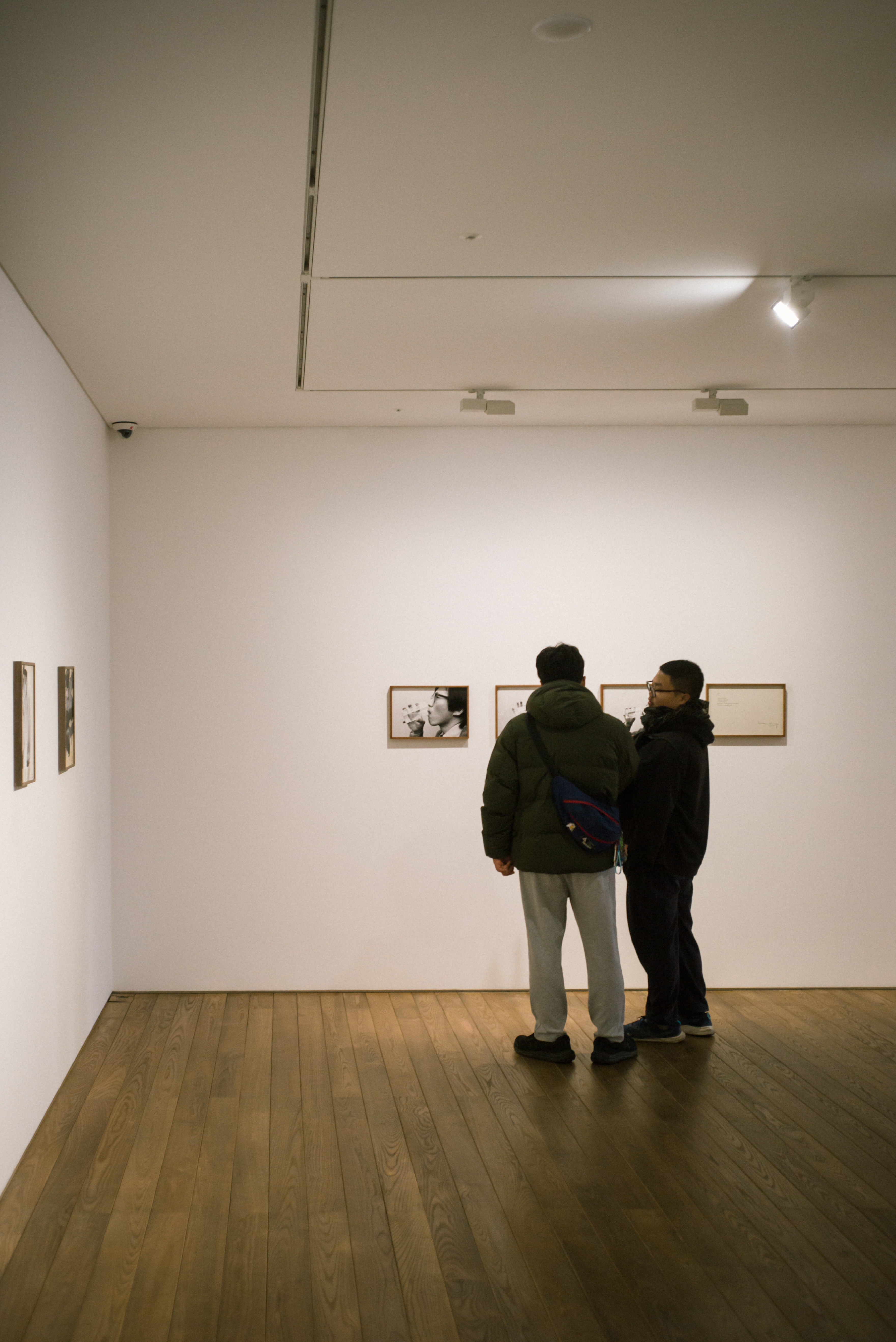 전시를 관람하는 관람객과 전시장의 분위기가 ISO 1600의 노이즈 덕분에 아날로그적인 표현이 됐다.