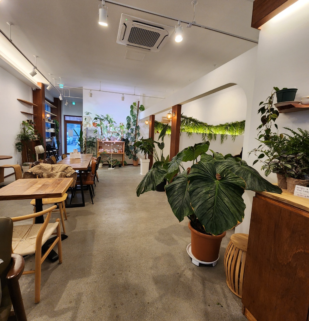 오른쪽엔 룸같이 사용할 수 있는 공간이 있어요