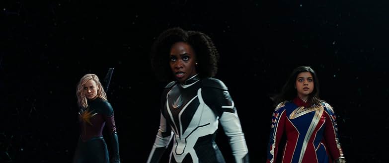 우주 공간에서 전투 태세를 갖춘 캡틴 마블&amp;#44; 모니카 램보&amp;#44; 미즈 마블