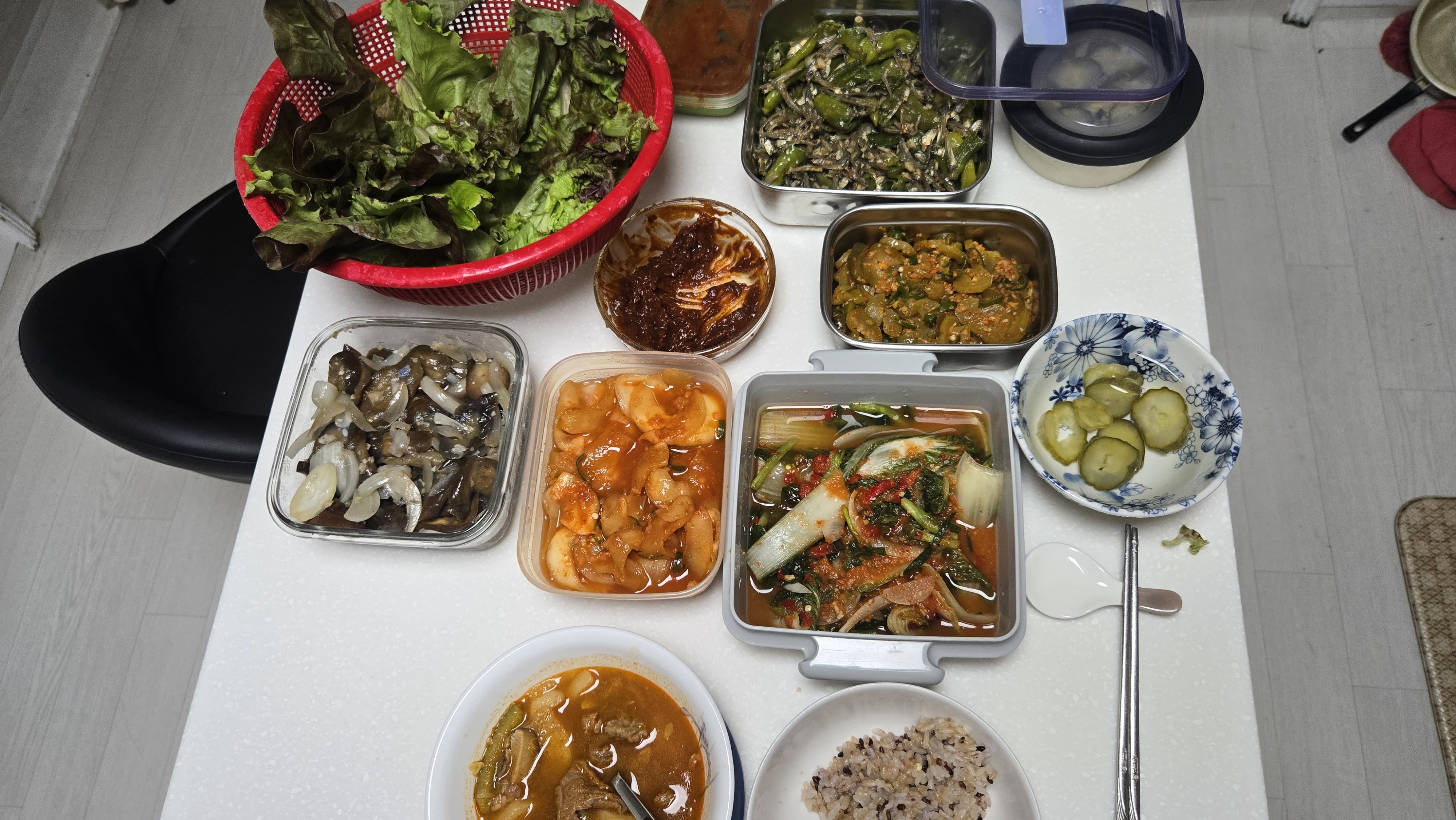 텃밭에 나가 먹을 만큼 뜯어와 깨끗하게 씻기만 하면 반찬 하나가 만들어 짐