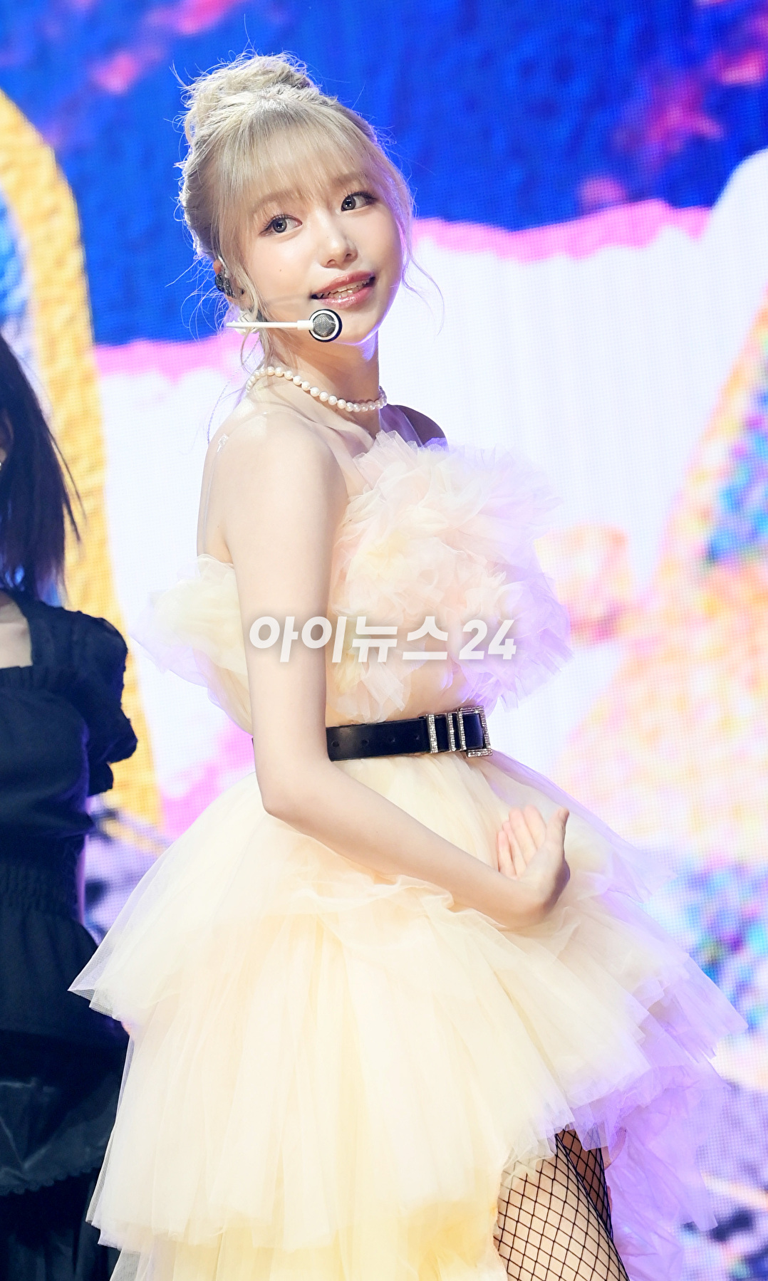 가수 조유리가 9일 오후 서울 광진구 광장동 예스24라이브홀에서 진행된 두 번째 미니 앨범 '러브 올'(LOVE ALL) 발매 기념 쇼케이스에 참석하고 있다. [사진=정소희 기자]