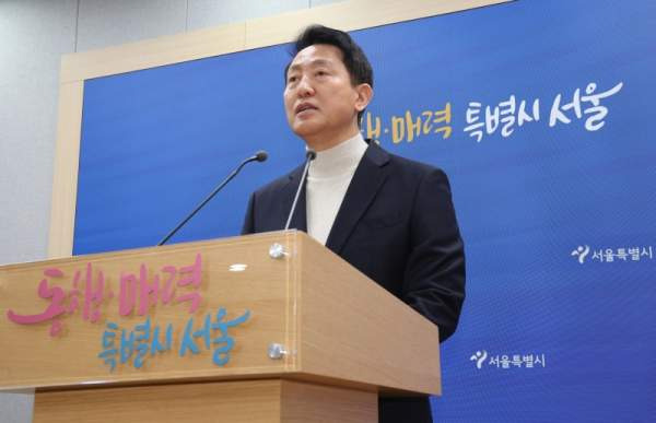 서울시청 브리핑룸 입장하는 오세훈 시장 6.3 지방선거 후보 등록
