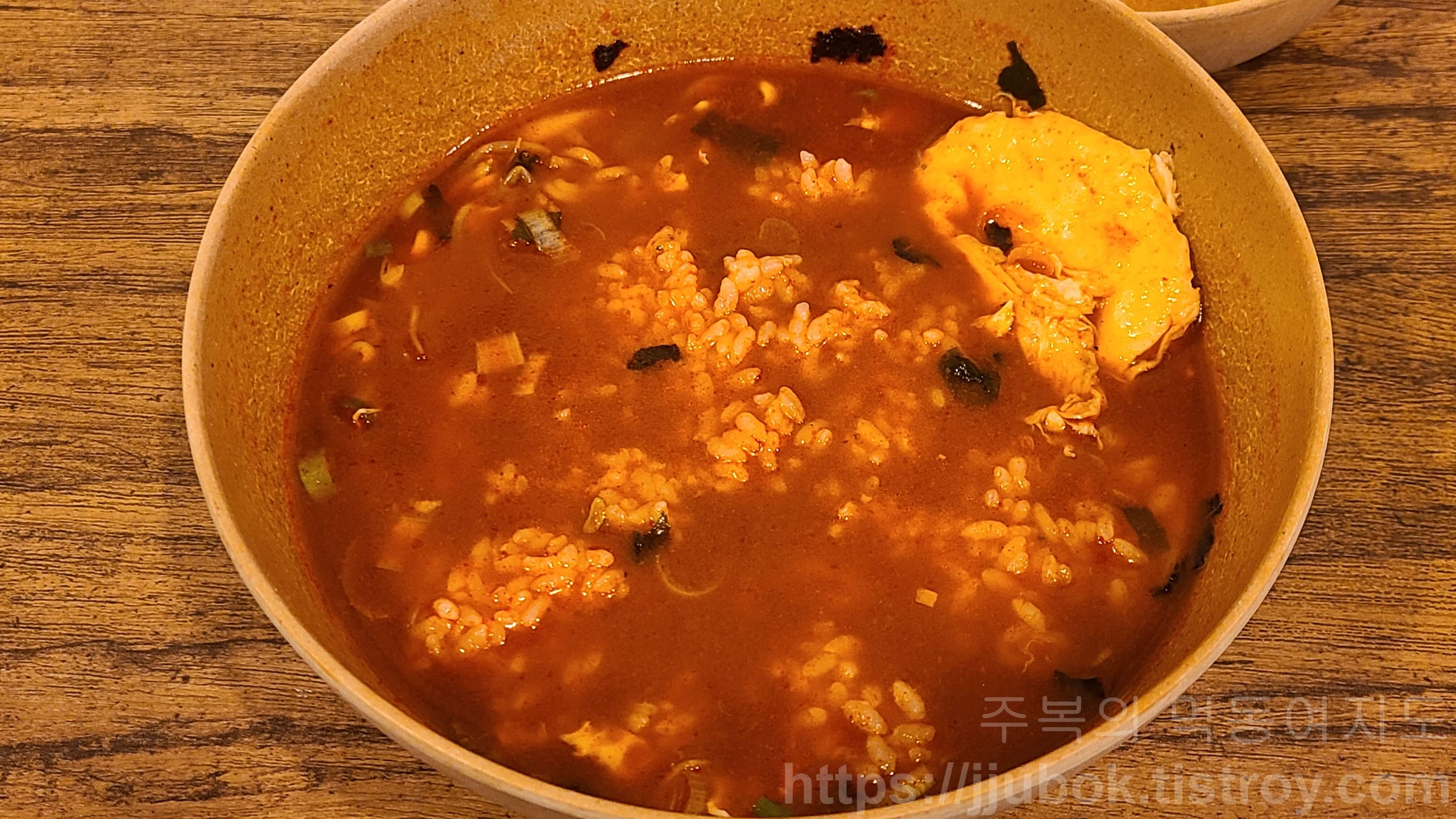 틈새라면-명동본점-빨계국밥