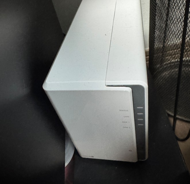 접 운용 중인 2bay NAS 서버의 외관 사진. 지난 포스팅에 이어 이번에는 이 장비의 물리적 수명과 데이터 장기 보존의 한계를 설명하기 위한 시각 사례로 사용