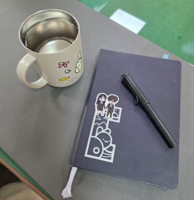 기록은 단순한 반성이 아니다. 나를 이해하기 위한 분석이다.
기록을 위한 펜과 노트