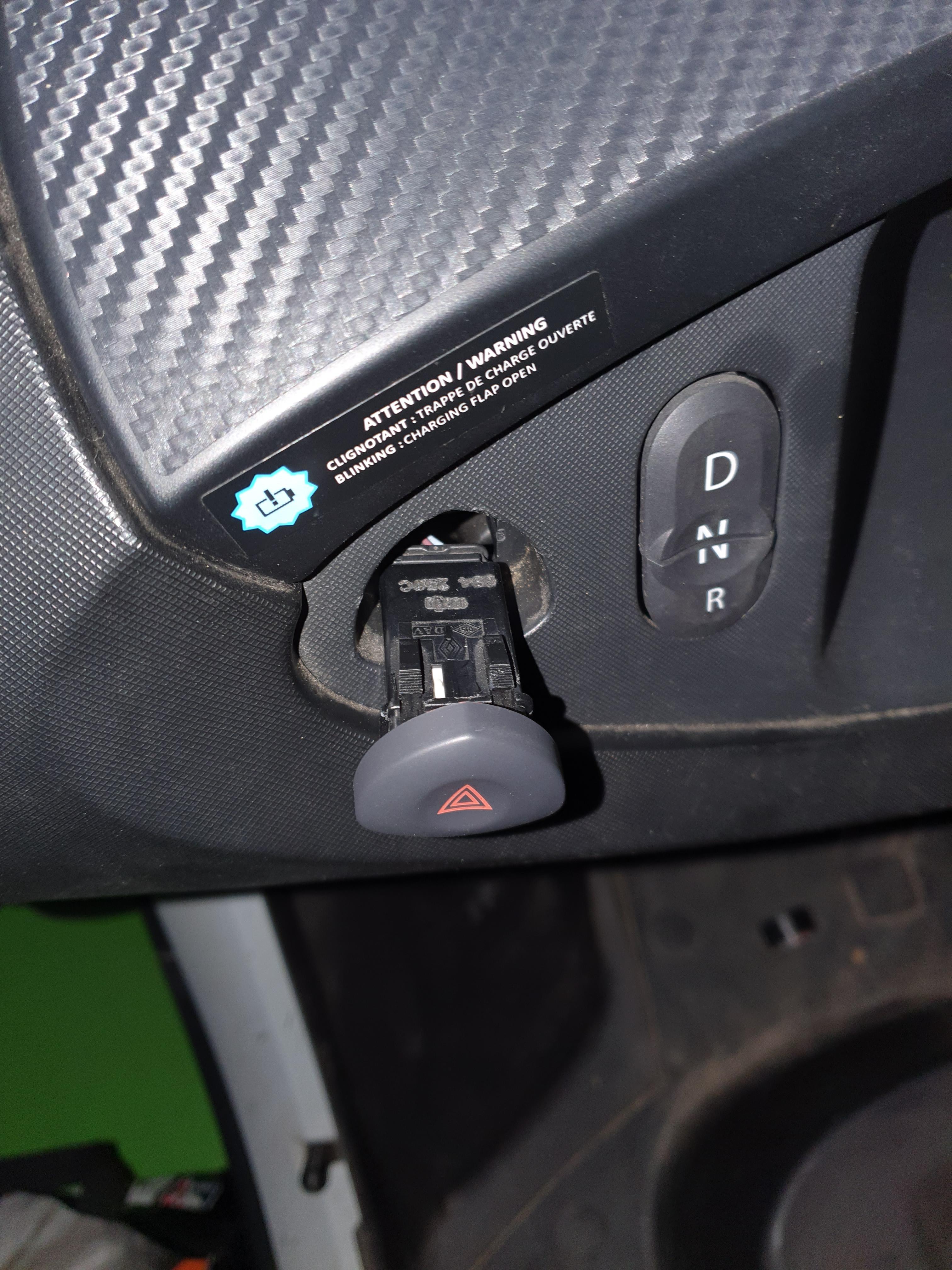 트위지 비상등 스위치 커넥터 모양 르노 클리오와 동일함.