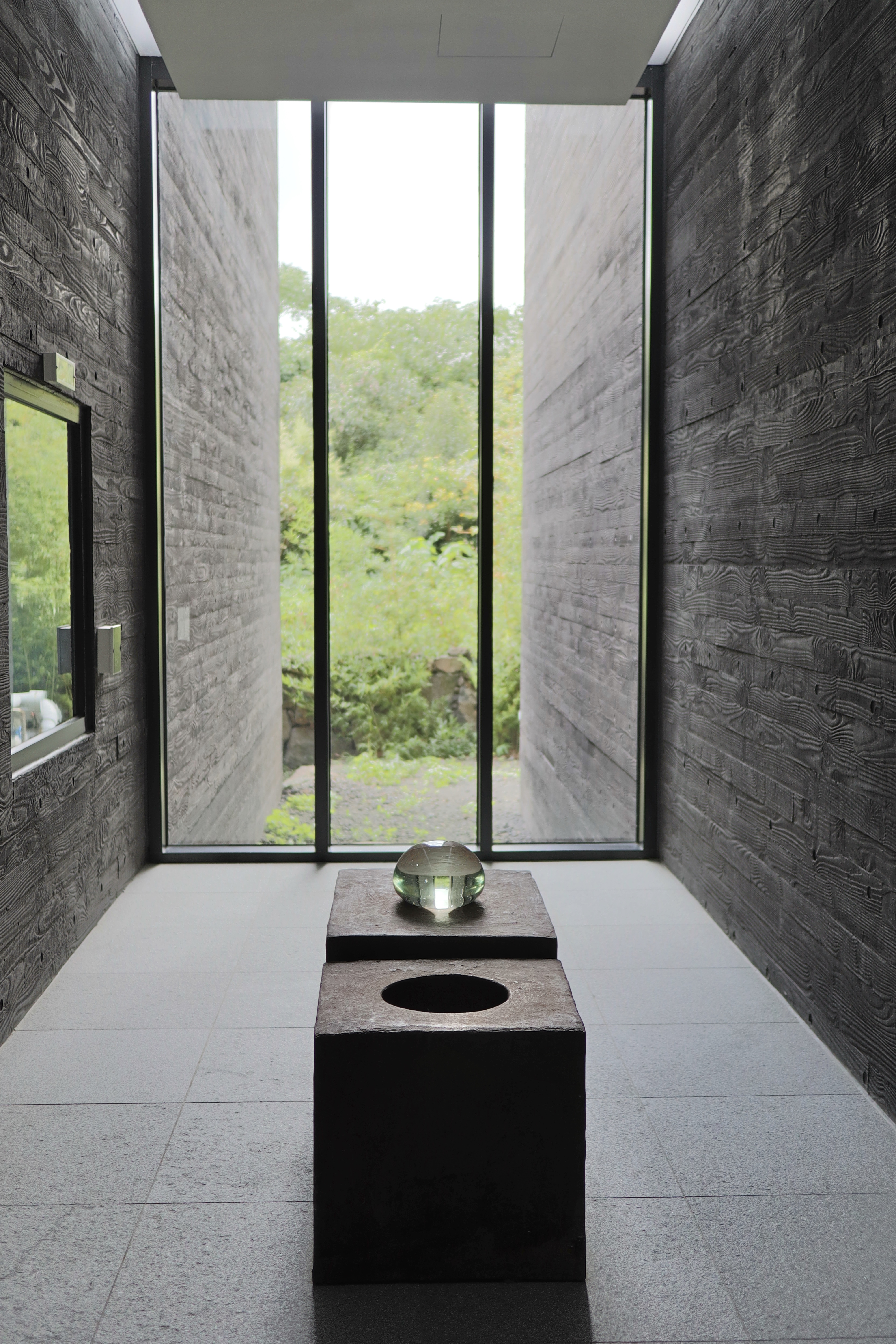 김창열미술관 안에 전시된 조형물