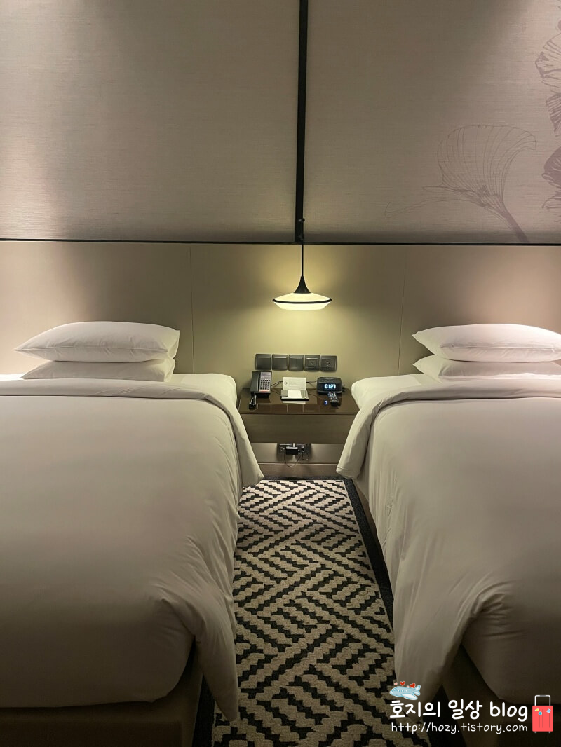 방콕 코트야드 메리어트 에어포트 디럭스룸 침실