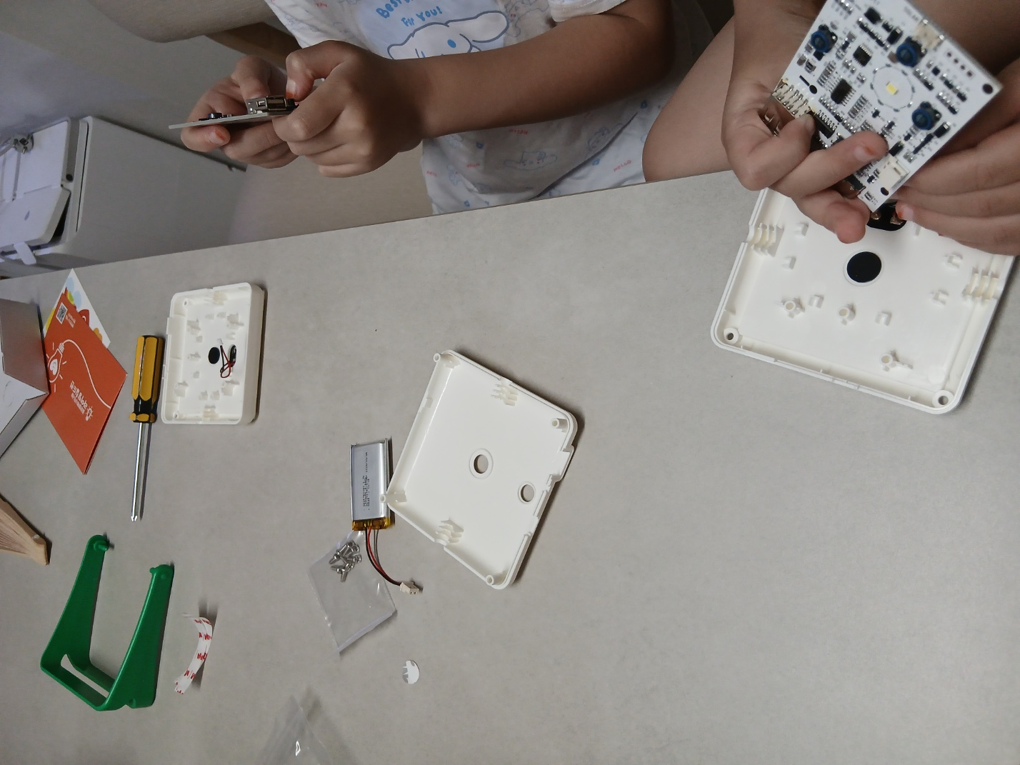 태양광랜턴 조립하는 모습