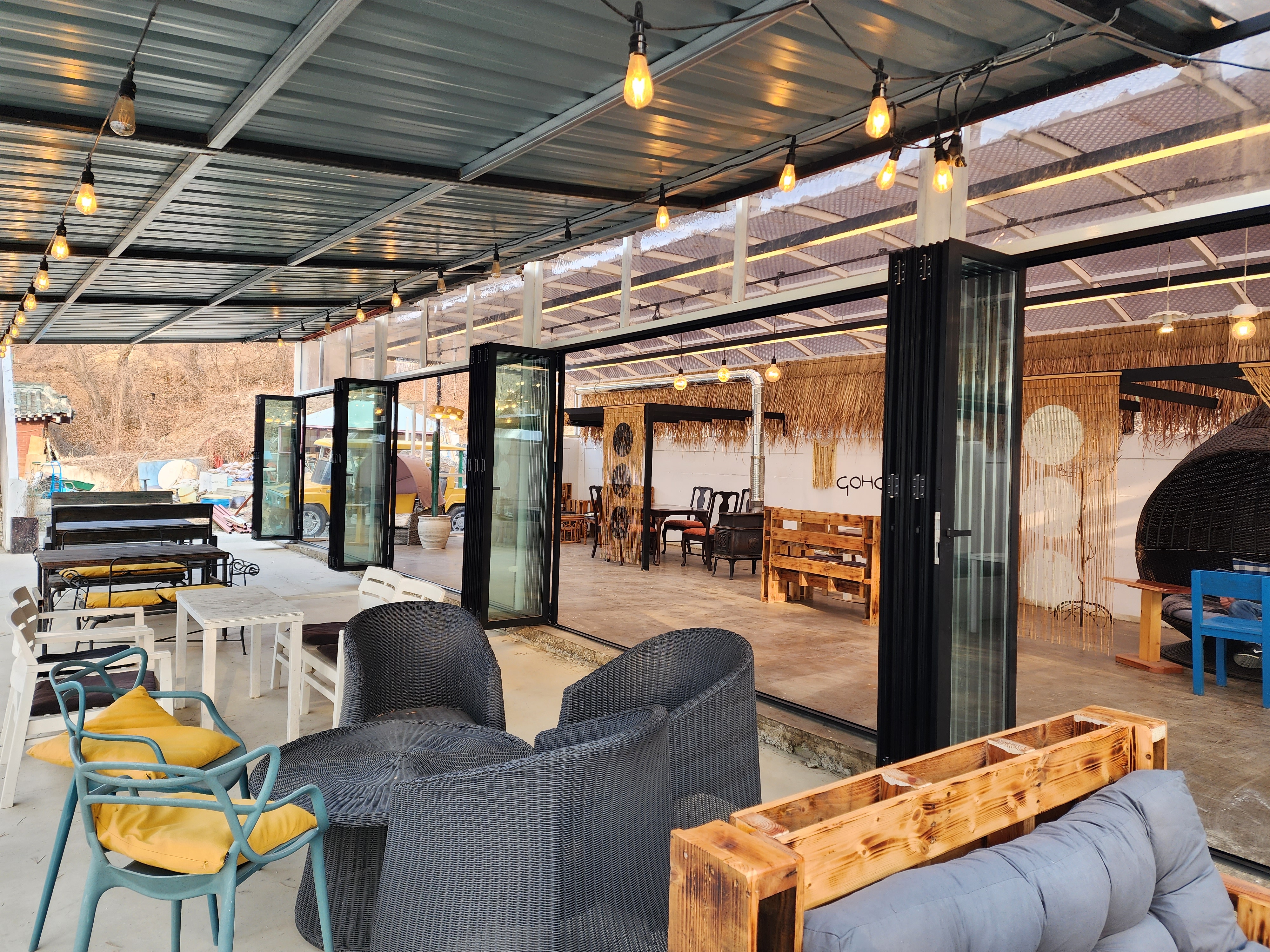 카페 외부 자리