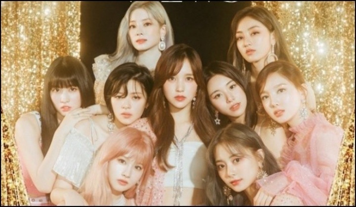 트와이스 'Feel Special' 뮤비 장면 중 하나 모든 멤버가 앞을 보고 있는 모습