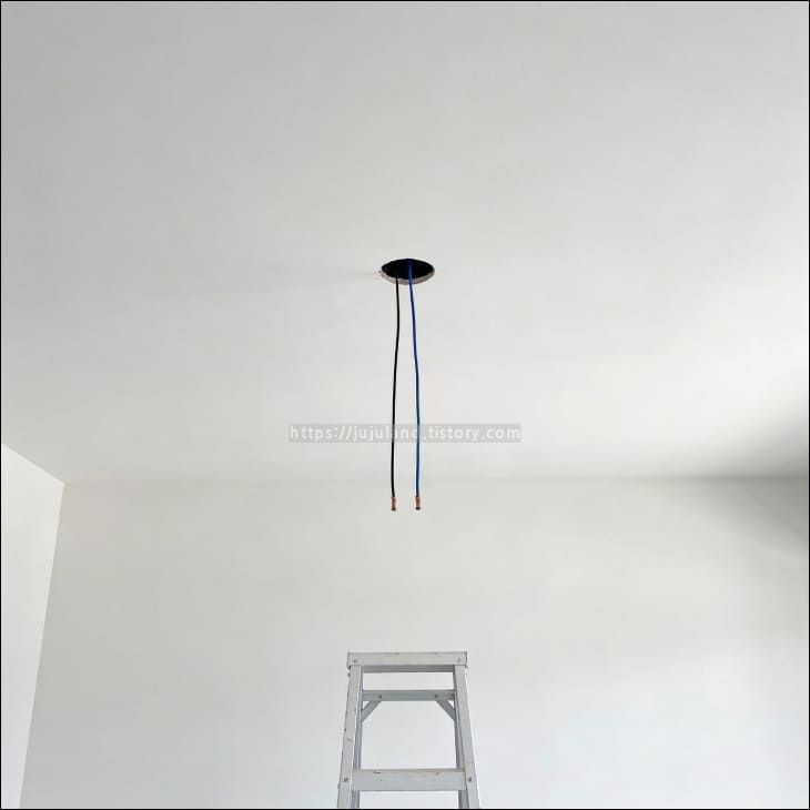 천장에서-배선-두-개가-내려와-있다.