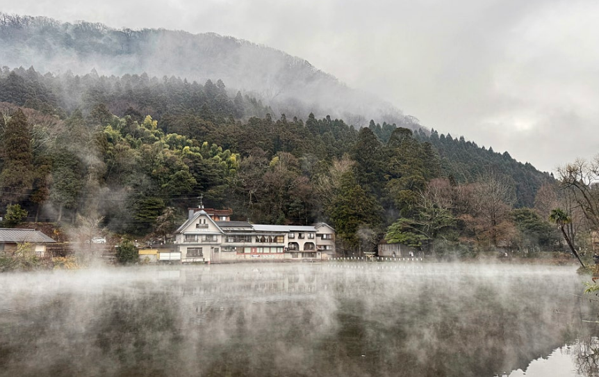 긴린코 호수 물안개 핀 전경 사진