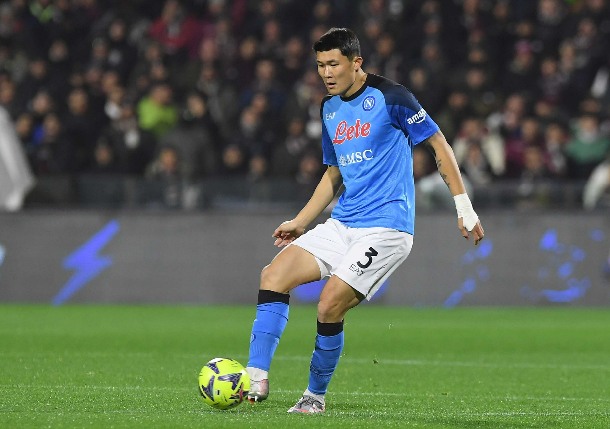 패스하고있는-김민재-모습