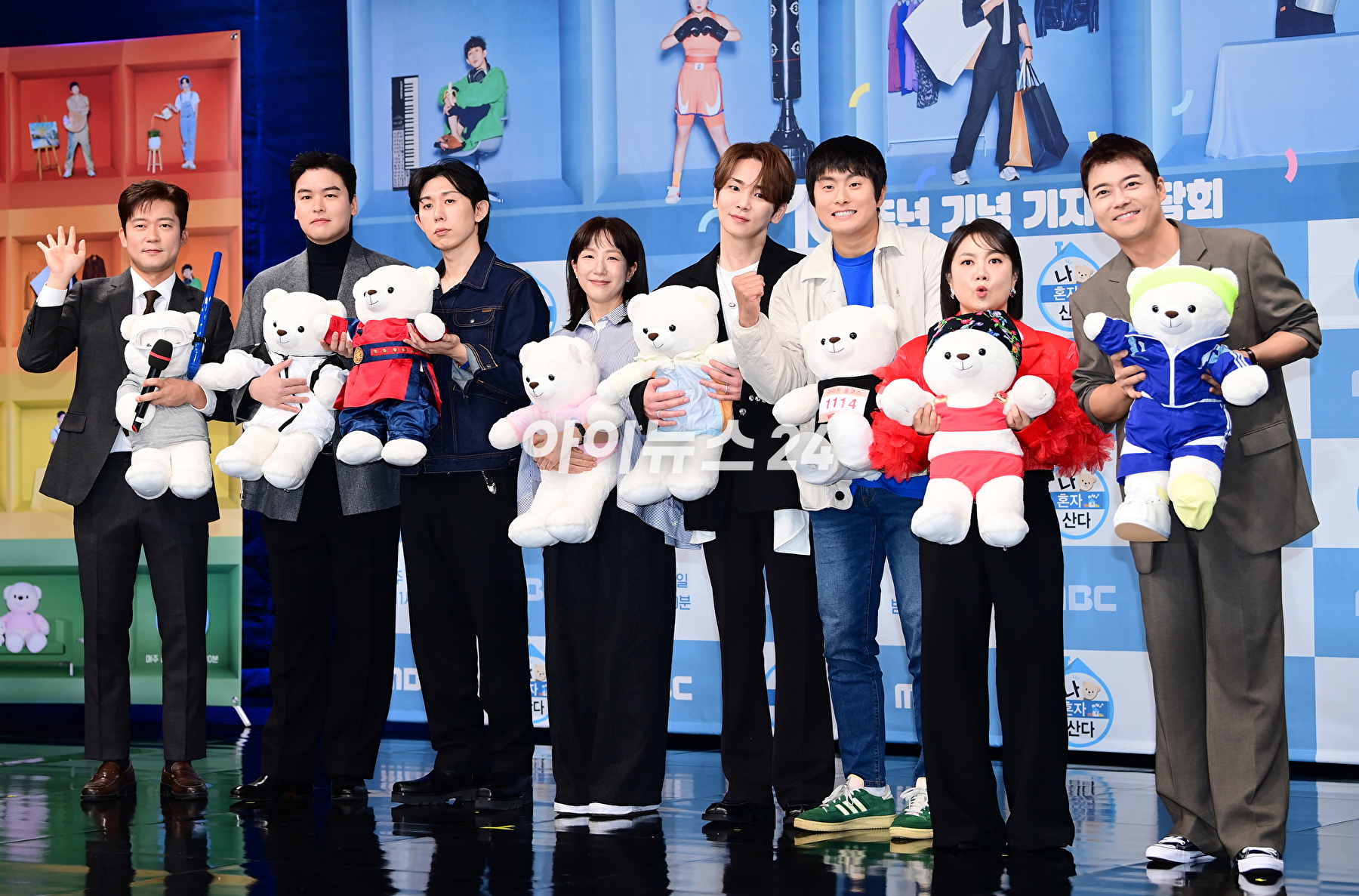 (왼쪽부터)이장우-코드쿤스트-허황 PD-키-기안84-박나래-전현무가 4일 오후 서울 마포구 MBC 골든마우스홀에서 열린 MBC '나 혼자 산다' 10주년 기념 기자간담회에 참석하고 있다. [사진=정소희 기자]