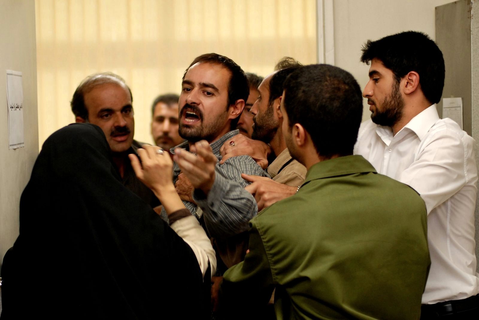 씨민과 나데르의 별거 - 호잣 역