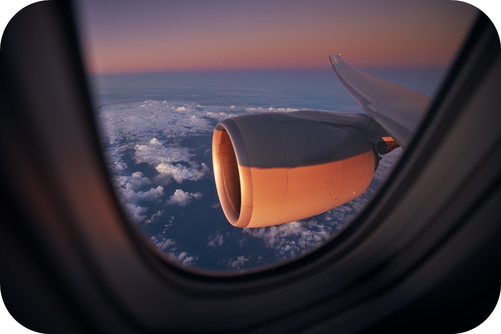 여객기-창문-밖-노을-하늘-날개-엔진-풍경