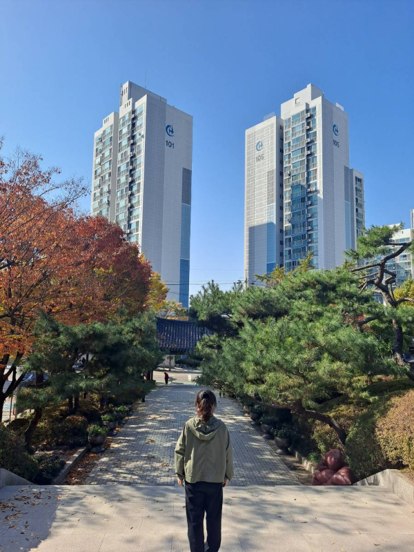 화도진 밖 아파트가 보이다