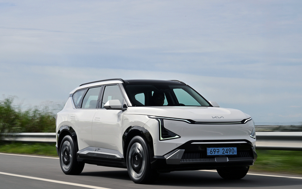 1. EV5 첫인상 — 든든하고 미래지향적인 디자인