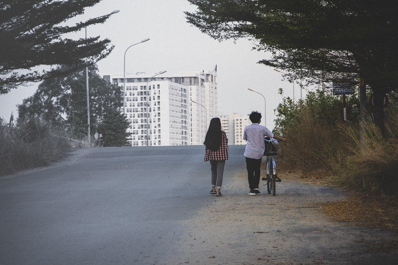 도시 속 조용한 산책 코스 친구와 함께한 조용한 거리 산책 &ndash; 대화보다 깊은 고요의 시간