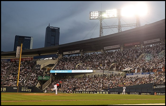 2025 KBO리그, 최단시간 600만 관중 돌파! 한화의 반란과 롯데의 부활이 이끄는 역대급 흥행 신화와 경제적 효과 분석