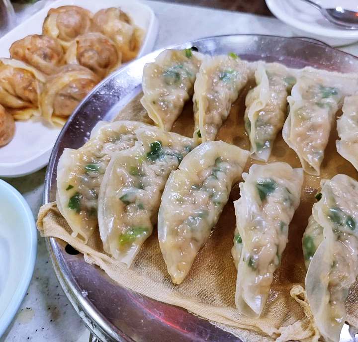 회기 식당 손만두 42년 내공 만두 장인의 속이 꽉 찬 인생 인생극장 마이웨이 맛집 추천