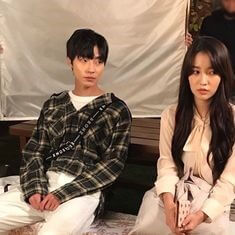 부부가-싸우고-토라져-뒤돌아-있는-모습