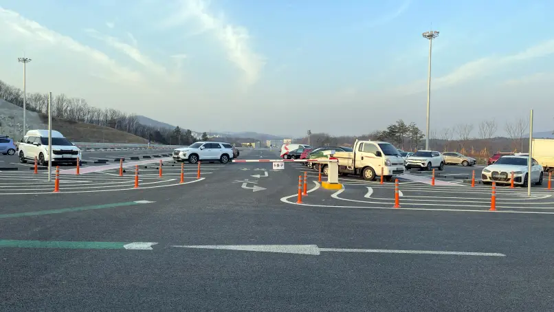 멀리서 보는 처인휴게소 주차 라인 사진