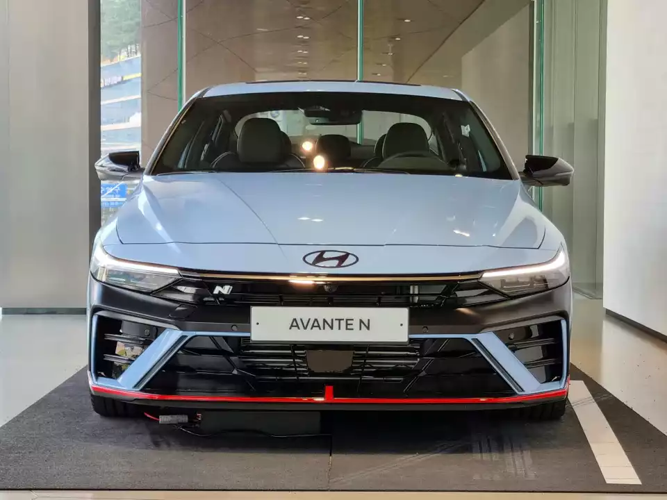 더 뉴 아반떼 N 앞모습입니다.