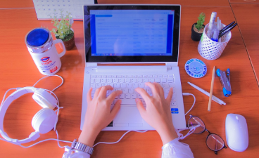 사진2- 블로그 체험단, 리뷰단 활동 부업, 노트북으로 혼자 작업하는 이미지