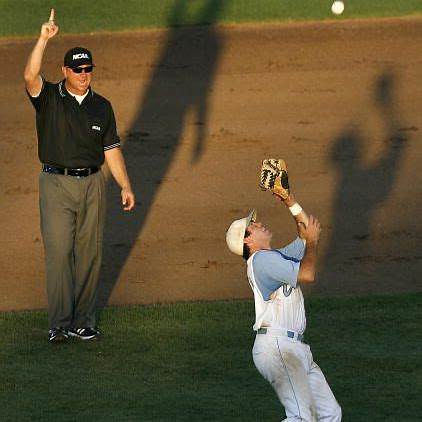 야구 인필드플라이에 관한 사진