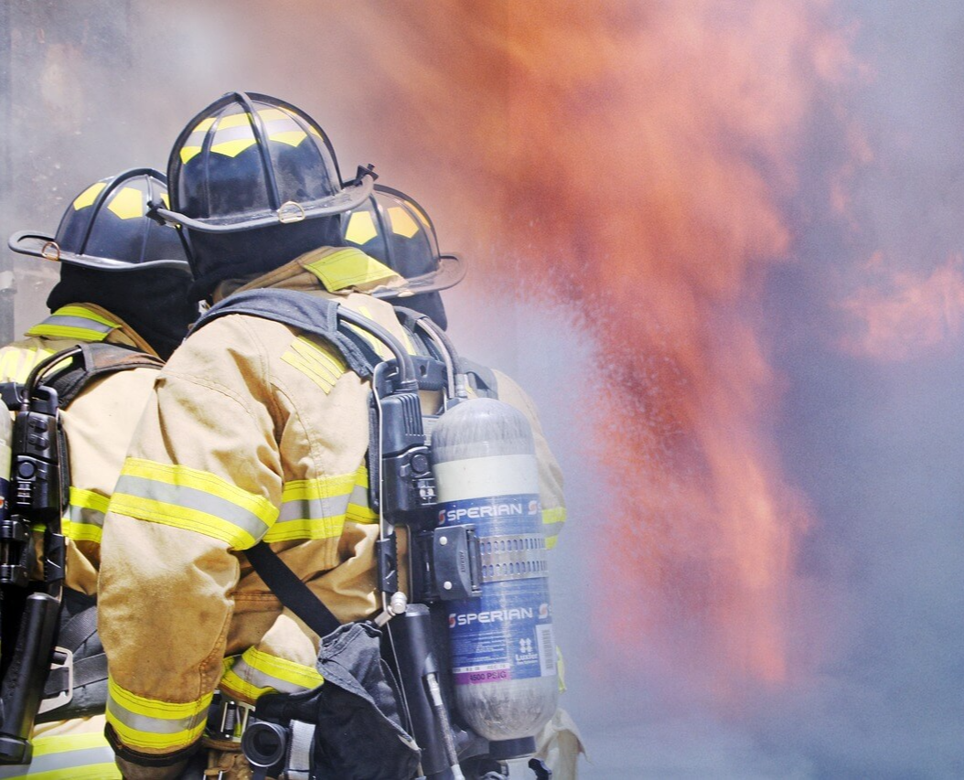 불끄는 소방대원들