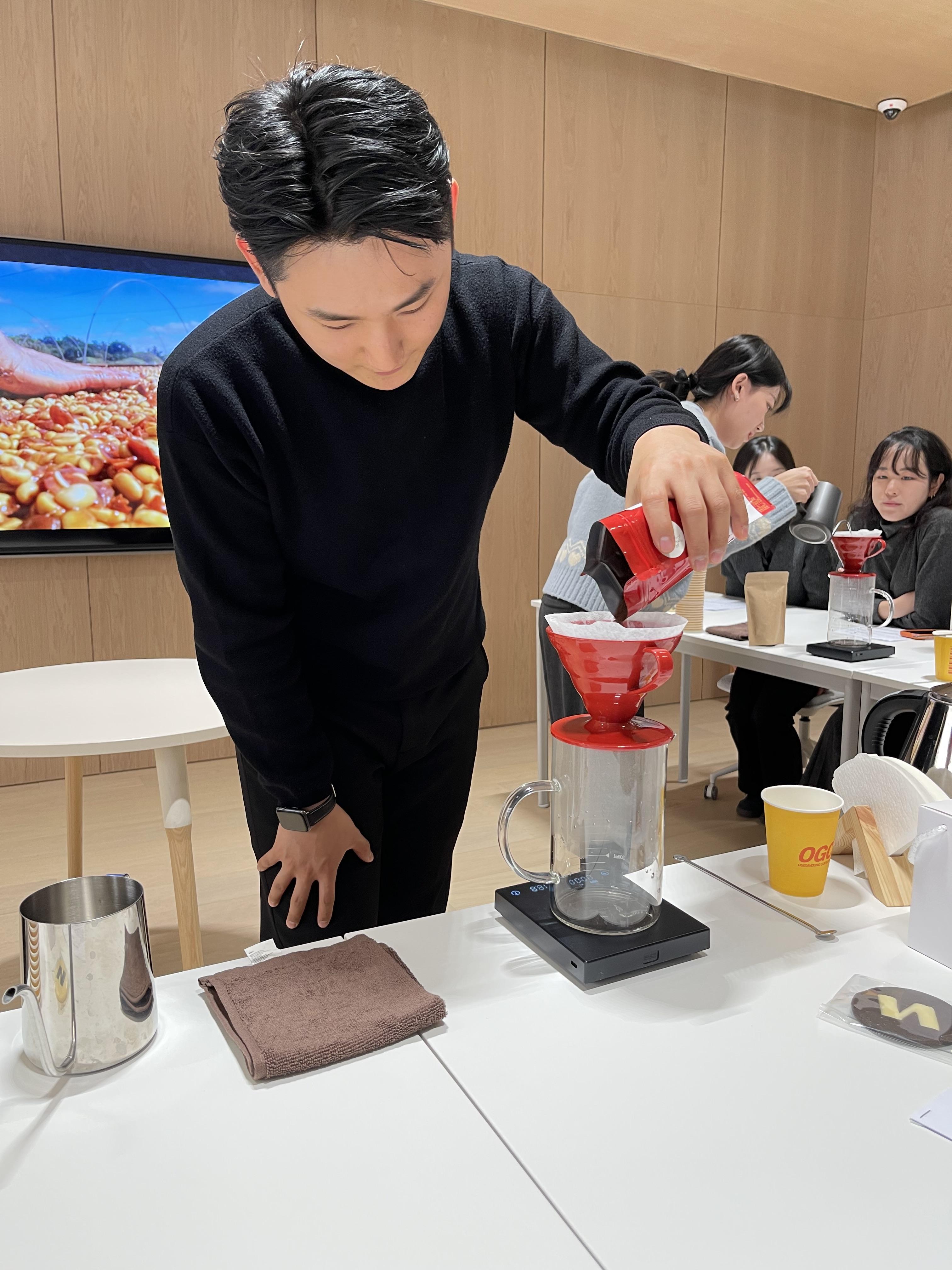 원두 계량 중이신 박명상 바리스타님