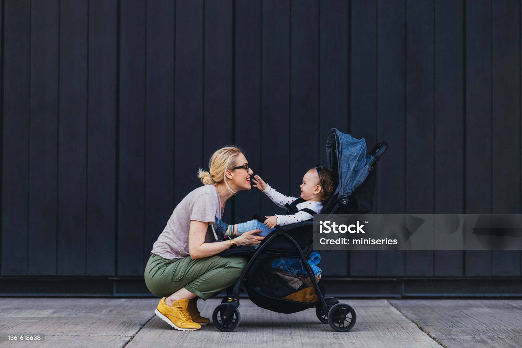 유모차에 탄 아기를 바라보는 엄마