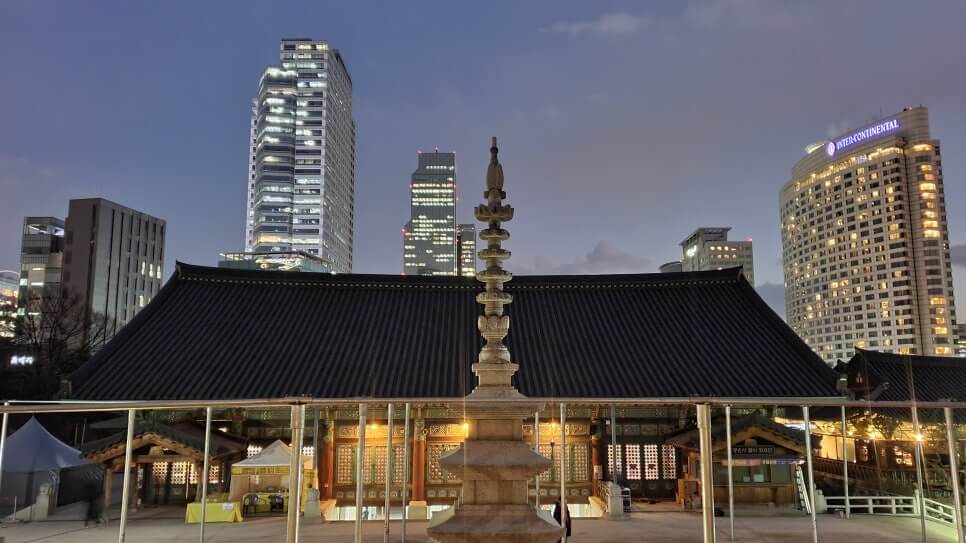 서울 봉은사 : 강남의 빌딩 숲속에 피어난 천년의 향기와 미륵의 자비 화려한 마천루와 코엑스의 현대적인 풍경 속에 사찰