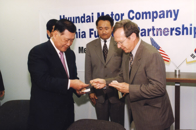 2000년 캘리포니아 연료전지 파트너십(CaFCP)을 체결하는 정몽구 현대차그룹 명예회장.
