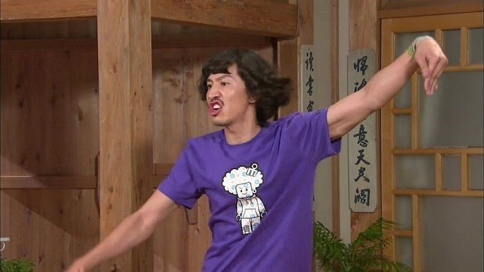 모기춤을 보여주는 이광수의 모습