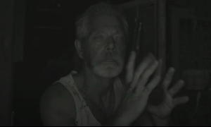 어둠속에서 총을 든 노인