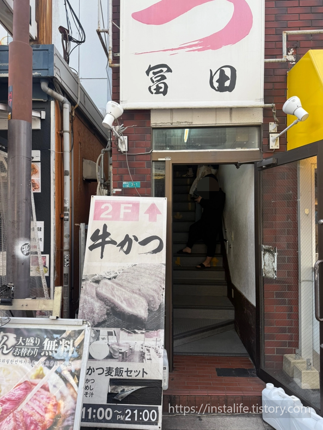 규카츠 토미타 입구 앞에서 웨이팅 하는 모습입니다.