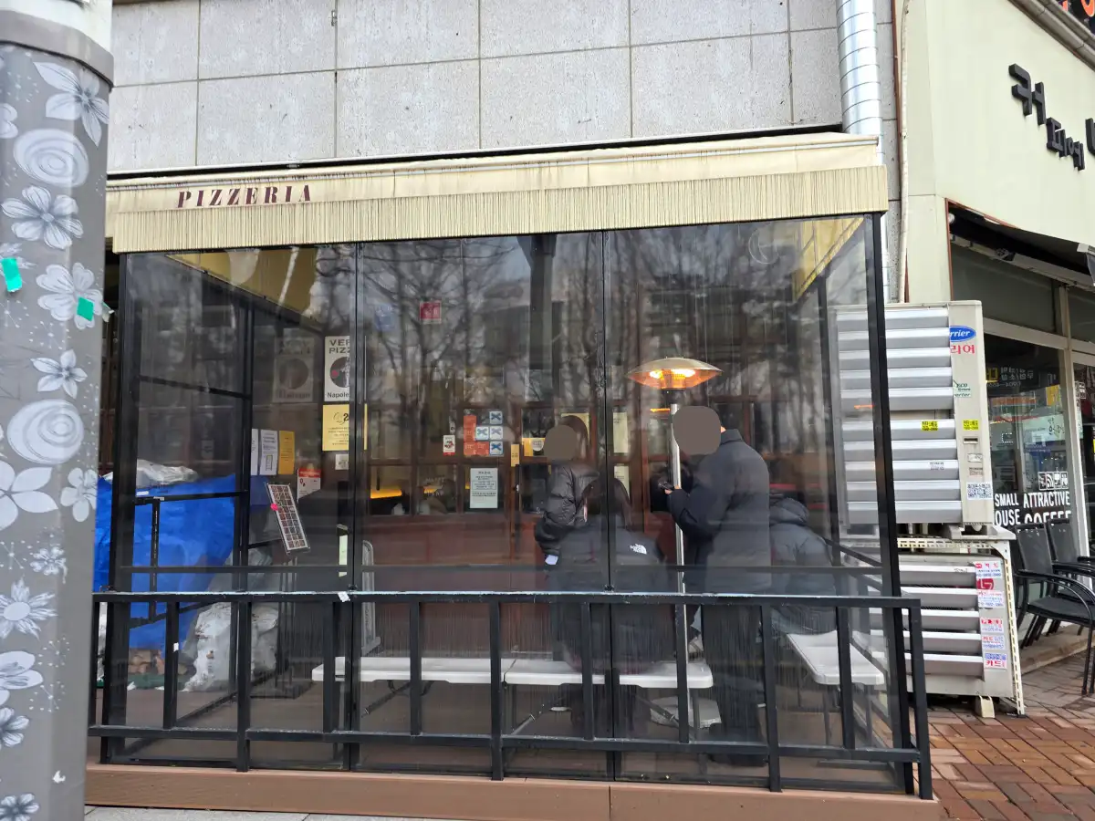 포폴로피자 간판이 보이는 외부 전경